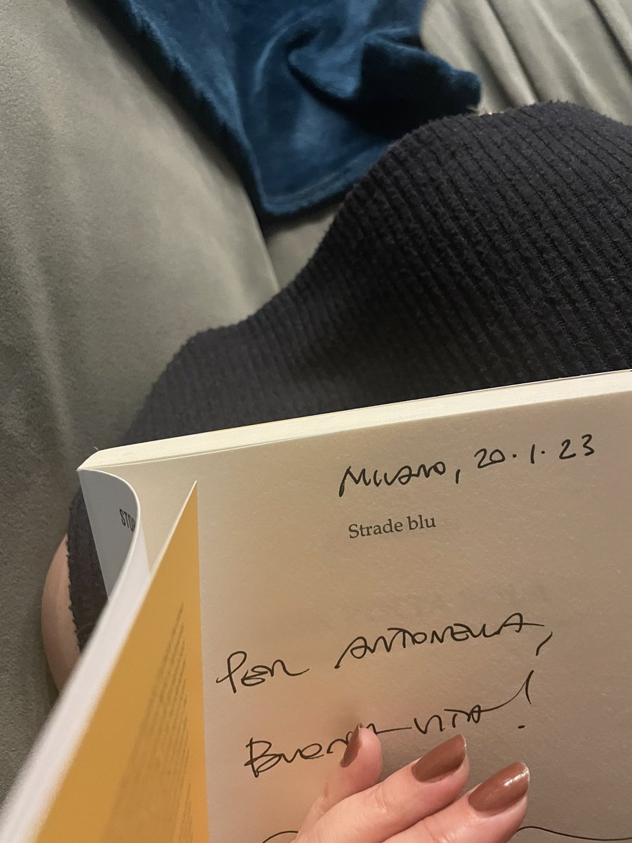 antounicaa's tweet photo. #unavoltasola #mariocalabresi buona vita 😍☺️ storie di chi ha avuto il coraggio di scegliere #mondadori #stradeblu #book #libro #buchen #livre https://t.co/Ia2CO09jG5