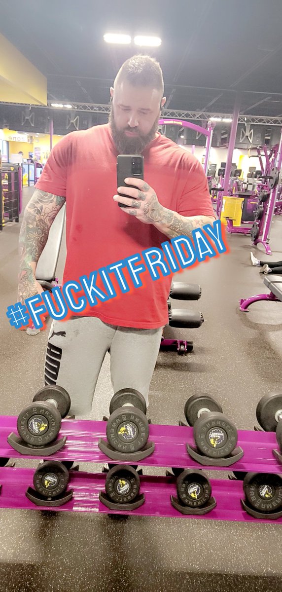 bigfootmcdaddy's tweet photo. It's a shame someone won't be able to lick the sweat off these godly soles after killing this workout. Planning on getting a pedicure Monday and starting to work on some new content. If someone wants to spoil me and pay for it, I'll make sure it's well worth it 😜 https://t.co/MWtPlQzxQP