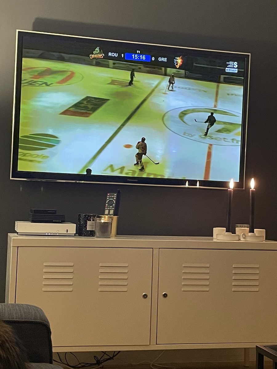 Deux frères qui regardent le club de leur enfance à la télé! Merci <a href="/sport_en_france/">Sport en France</a> <a href="/CharlesTrognon/">Charles Trognon</a> <a href="/PierrePousse/">Pierre Pousse</a> 😁 #fridaynighthockey #souvenirs