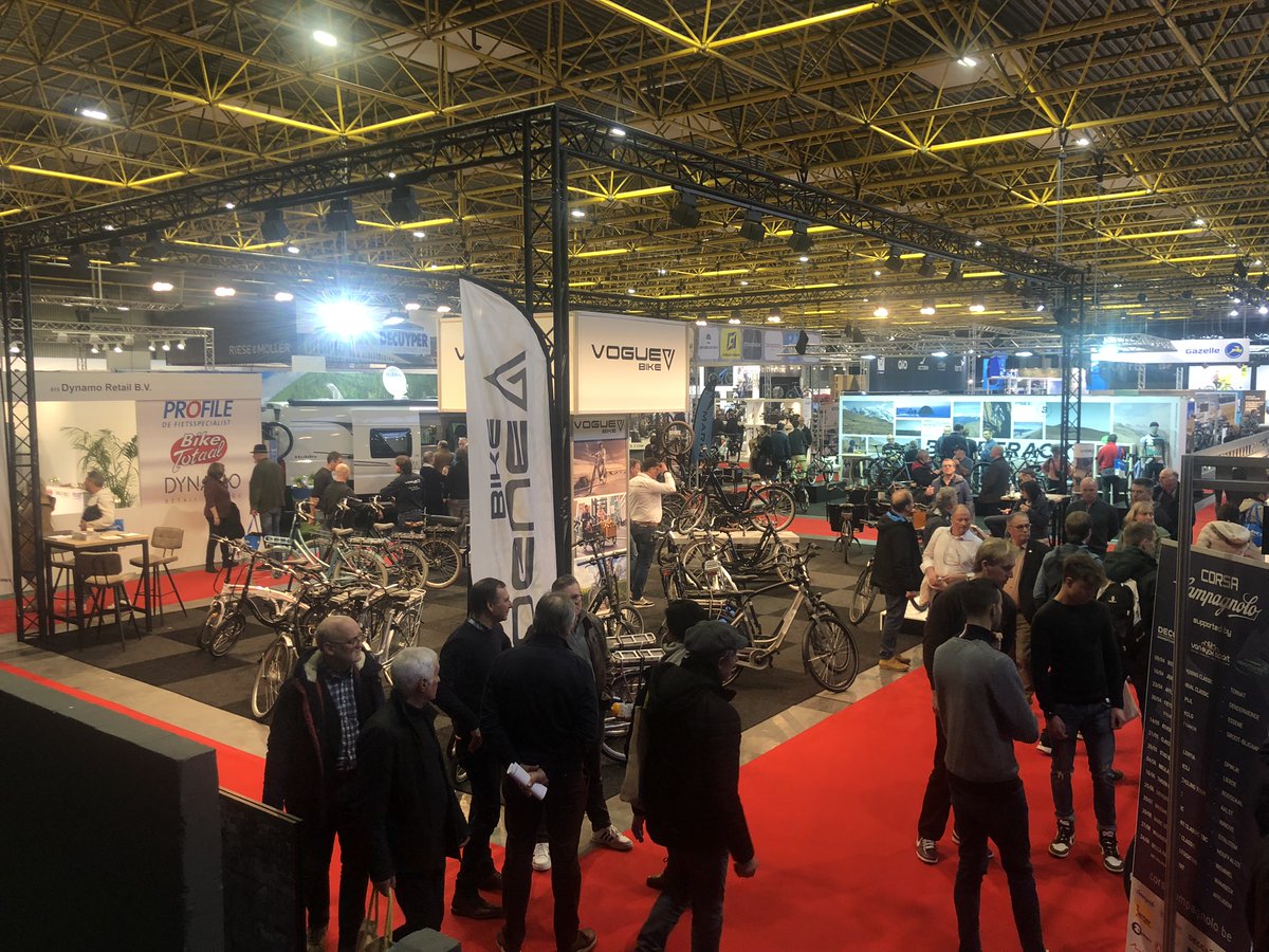 kortrijkxpo's tweet photo. De kop is er af! 
Dag 1 van Velofollies zit er op! 
Zot van fietsen? Dan moet je gewoon afzakken naar Velofollies.
Ook dit weekend nog in Kortrijk Xpo.
Deze fietsgekte wil je gewoon niet missen! 🚴
Meer info via https://t.co/lfFnBNWSWF https://t.co/tm45efqyWK