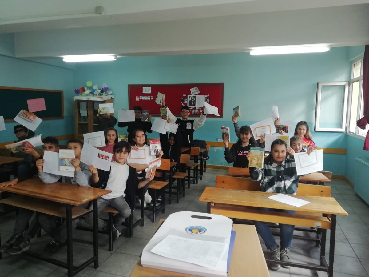 Bakanımızın talimatıyla ğrencilerimize karnelerinin yanında kitapları da hediye edildi.
İyi tatiller çocuklar..
<a href="/tcmeb/">Millî Eğitim Bakanlığı</a>
<a href="/mdikici45/">Mustafa Dikici</a> 
<a href="/mehmett_olmez/">Mehmet Ölmez</a> 
<a href="/il_mem_45/">Manisa İl Millî Eğitim Müdürlüğü</a> 
<a href="/IlceTurgutlu/">Turgutlu İlçe Milli Eğitim Müdürlüğü</a> 
<a href="/kadirselahatink/">Kadir Selahattin KARABACAK</a>
<a href="/semptomikgny/">güney durmaz</a>