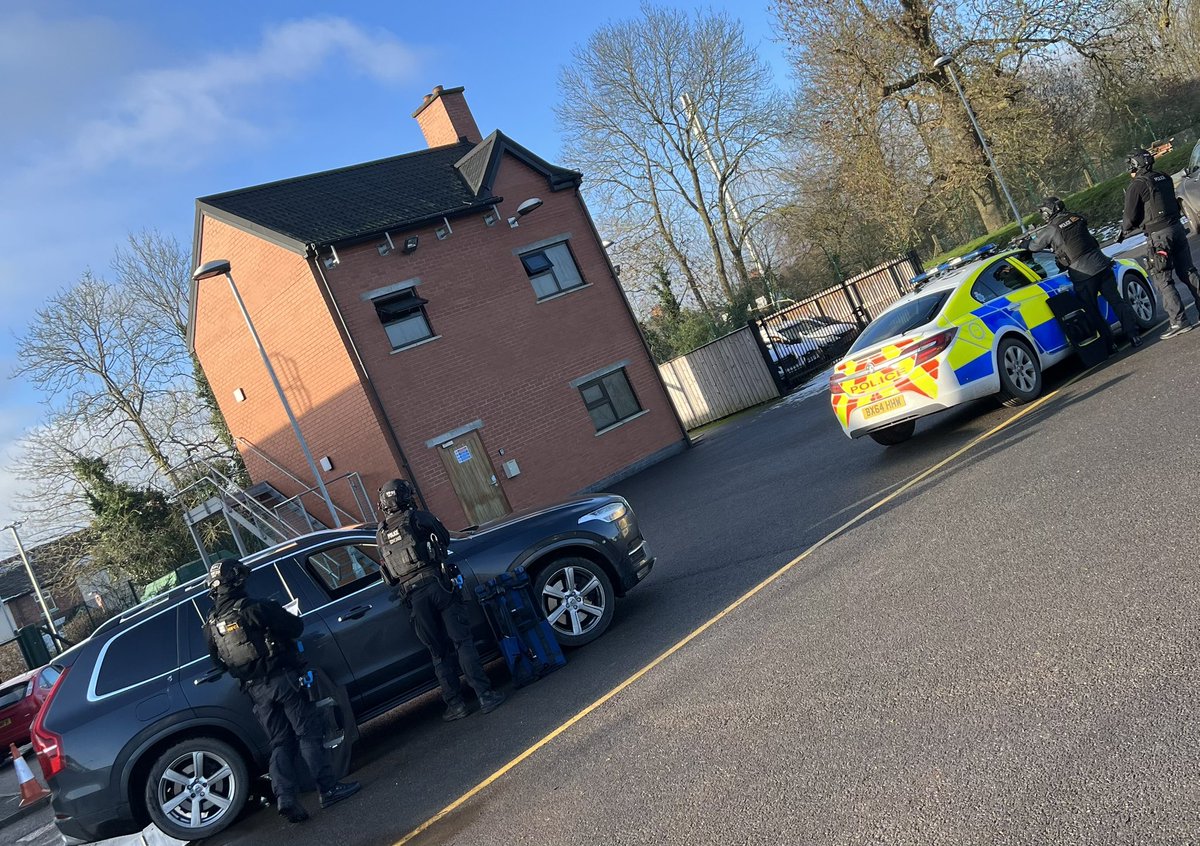 Morning spent sharing command CPD and @mcrinquiry recommendations work with @Robbiebarb @mmhickmott / gold commanders at #stone @StaffsFire community station, whilst some of our #staffsARV teams conducted refresher training using their training facility. #prepare #protect 🚓🚒🚑