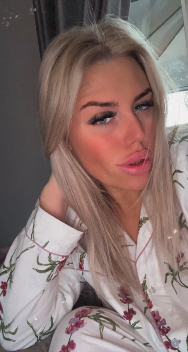 GoddessBeth1990's tweet photo. Friday night worship weak ass losers hahah! Come and serve me https://t.co/uhzTlf9RRr