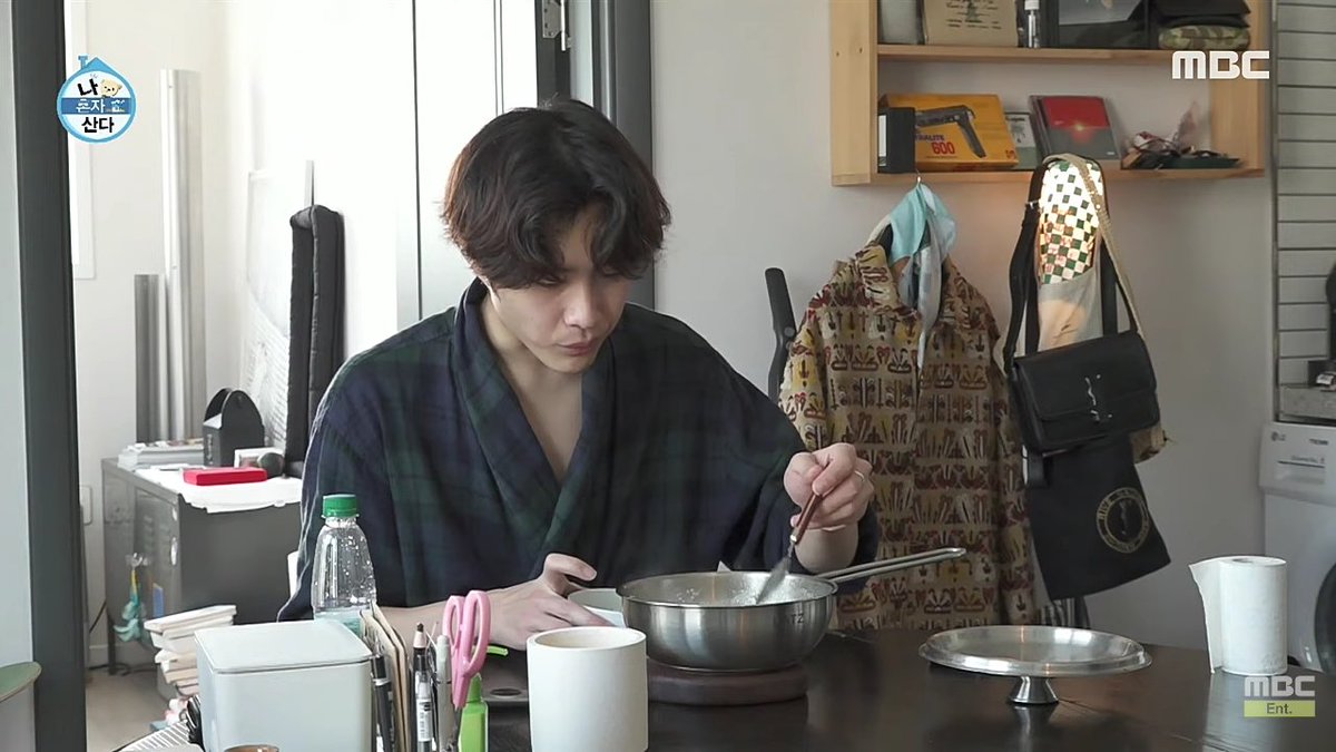 💭 — #ILiveAlone: Jongwon começa o dia tomando café da manhã, se exercita, toma banho, bebe sikhye, faz skincare e toma café da manhã de novo. Quando perguntando o motivo de tomar dois cafés da manhã, ele diz que come sempre que tem fome e que tem dificuldade em ganhar peso.