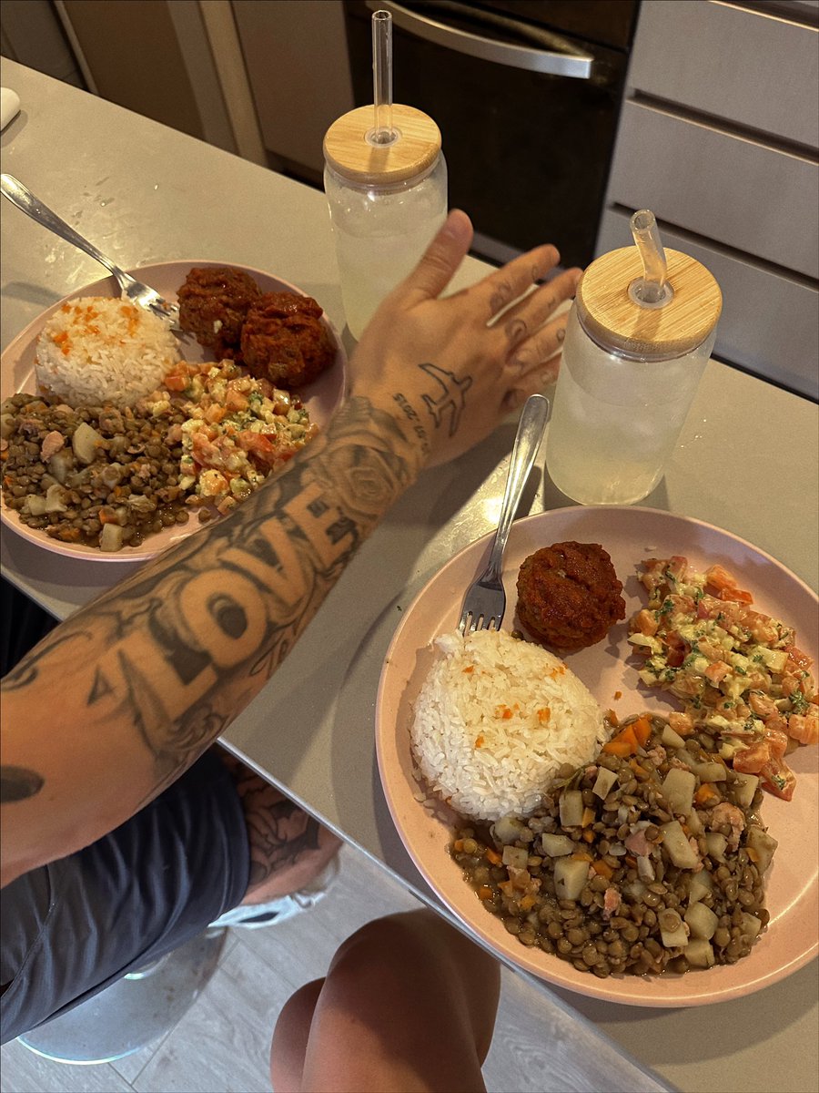 Encontré uno que cuando me conoció, decidió aprender a cocinar porque yo no sabía. Ahora es él quien me prepara lentejitas 🫂💘