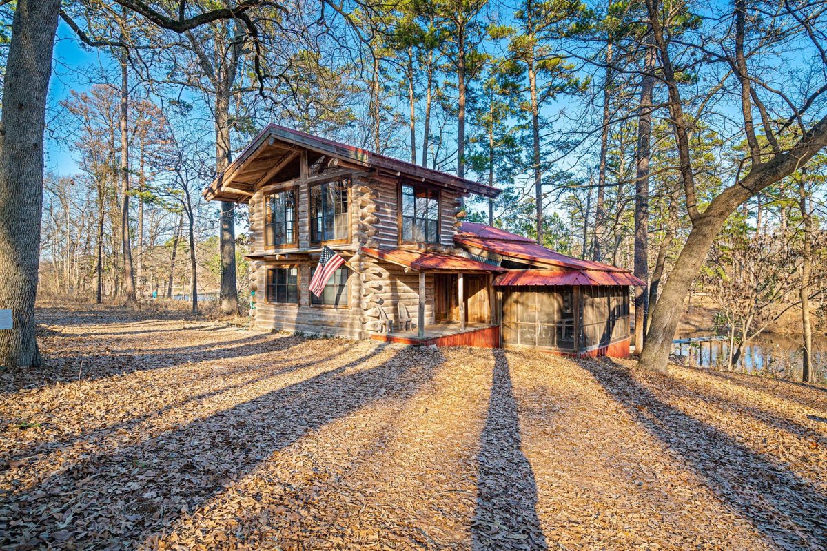 ANTHONYsellsDFW's tweet photo. Fully furnished cabin + converted barn on 4 acres with a pond! This cabin is a perfect weekend getaway or income generating opportunity right outside downtown Mineola. 
✨Asking $400,000 ✨
Anthonypurser@rogershealy.com

#cabinlife #cabinforsale #vacationhome #incomeproperty https://t.co/OhCJaLLUhi