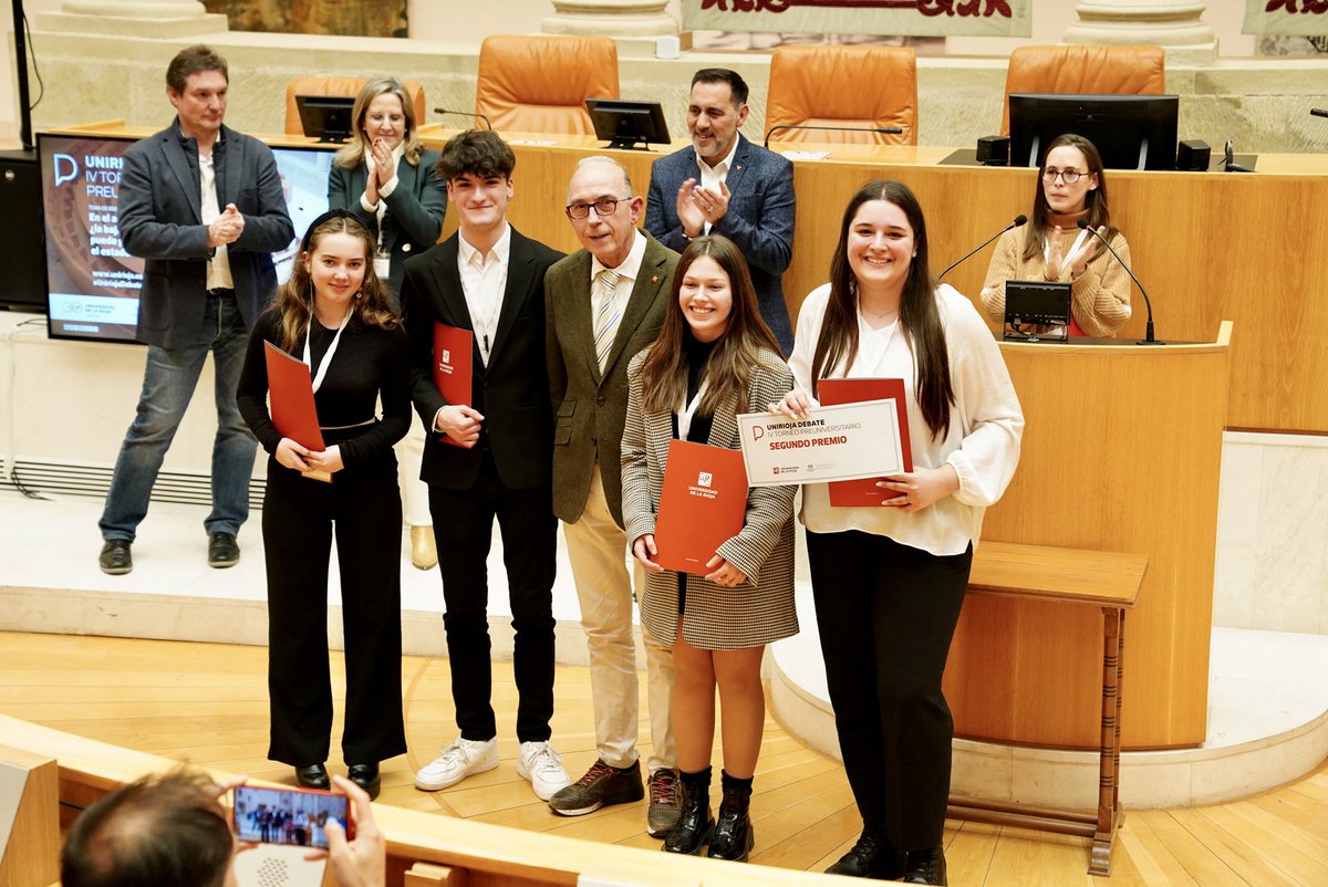 unirioja's tweet photo. El @ieslalaboral consigue el primer puesto en el Torneo de Debate Preuniversitario.
Segundo puesto para @IESValleCidacos. IES Escultor Daniel e @IESCosmeGarcia, 3º y 4º.
Enhorabuena a los 12 equipos participantes y a todo el profesorado que les ha acompañado en la preparación. https://t.co/vGy7hysxeY