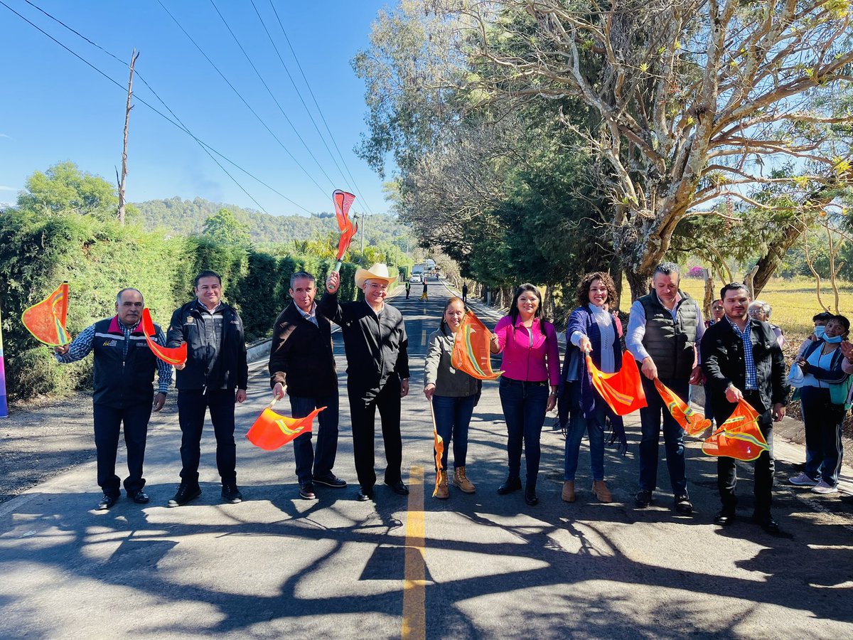EdgarValadezO's tweet photo. A través de la @jcedomex, entregamos la rehabilitación de 6.1 Km’s, del tramo carretero que va de la carretera federal a la cabecera municipal. https://t.co/VUJPPPOWyC