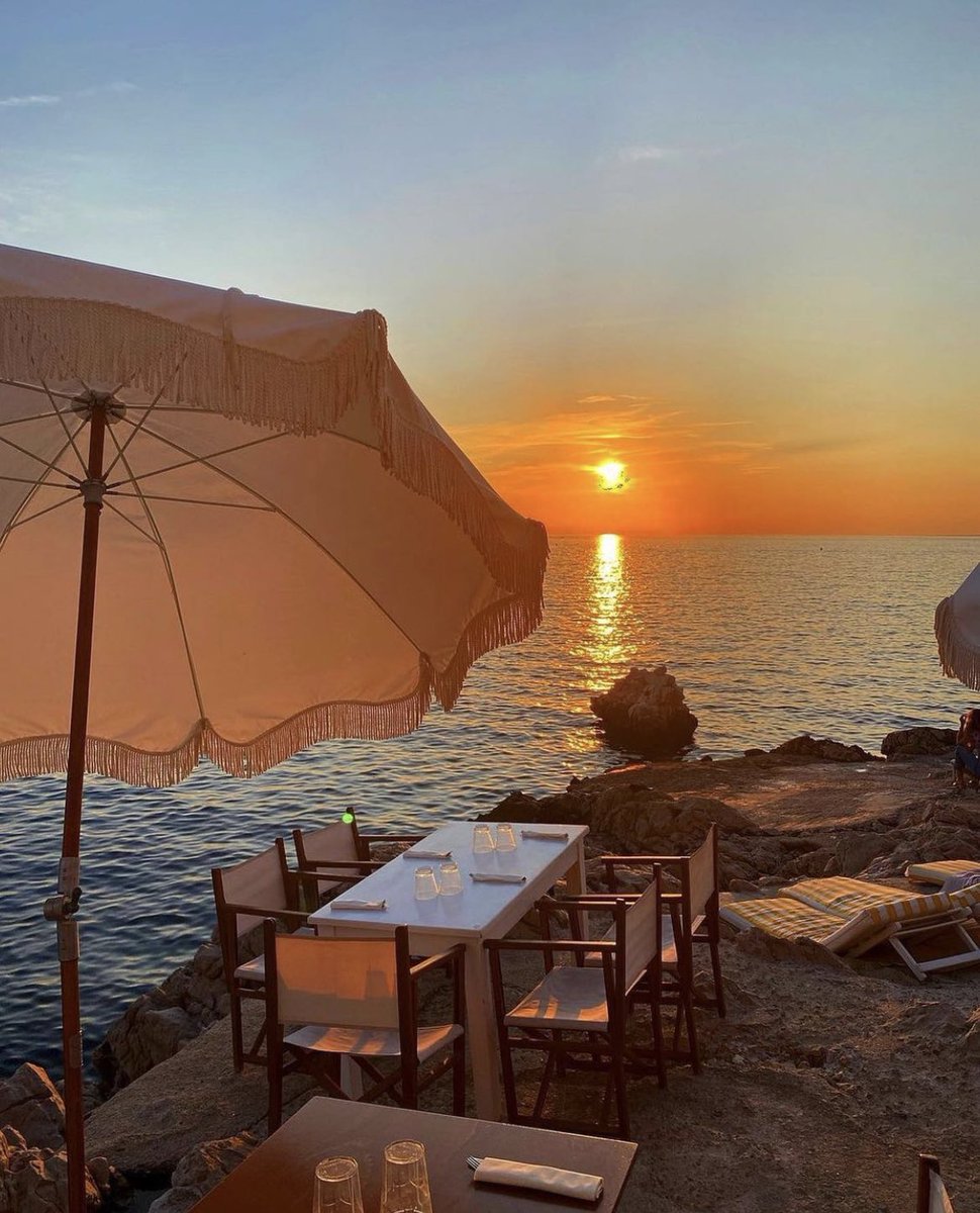 hanth22's tweet image. Need be here just for sunset 🌅