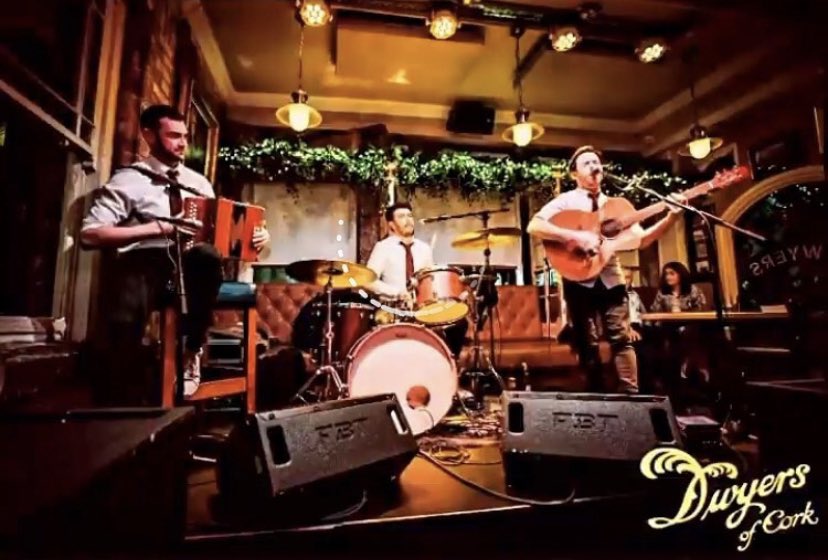 SplittingTheS's tweet image. We’re back in Cork City tonight for a gig in the lovely @DwyersOfCork all kicking off at 10pm!