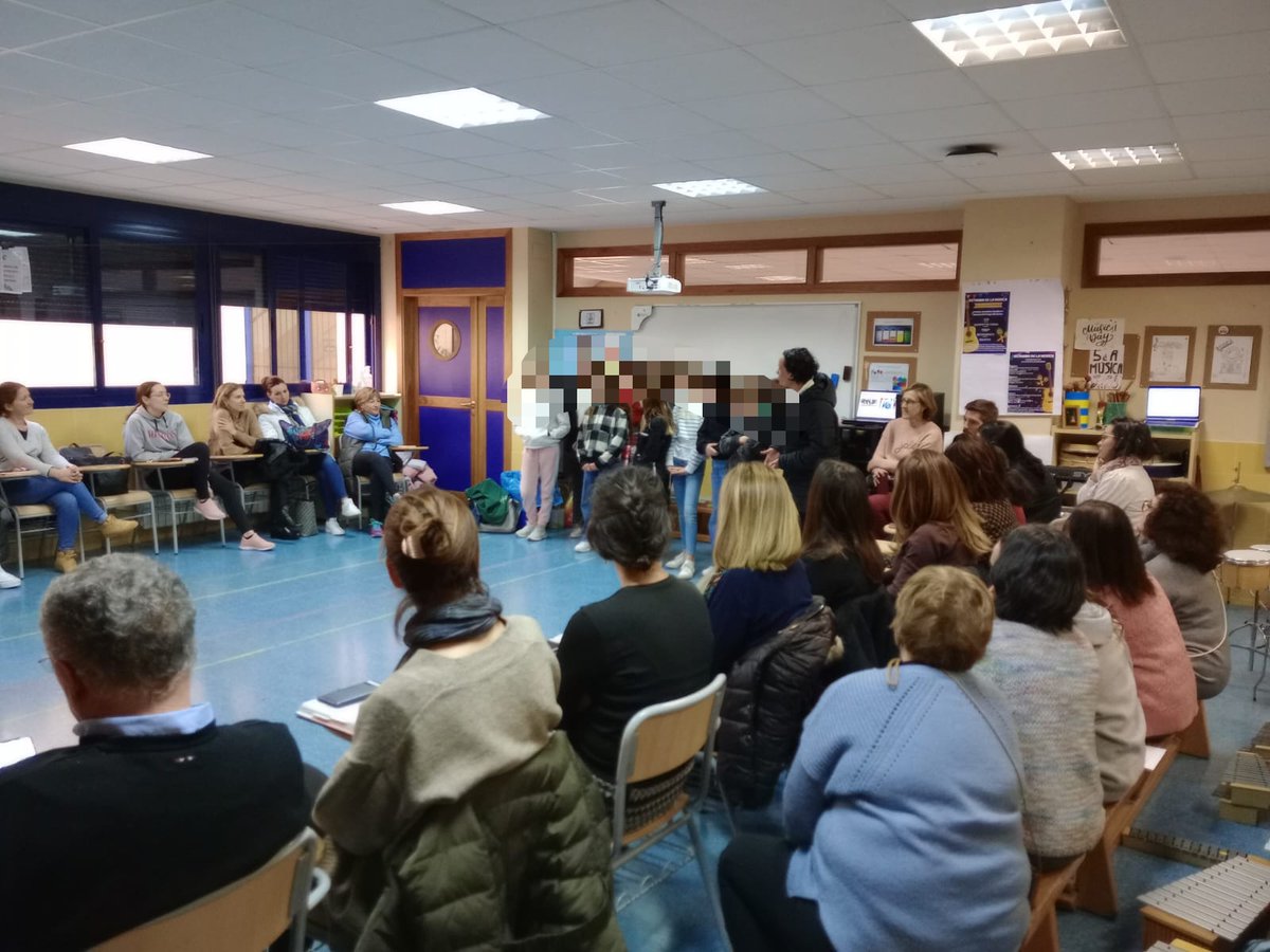 La xicalla de l'equip energètic del CEIP Verge del Carme de #LEliana explica al claustre totes les accions que estan fent al #projecte5050 💚
