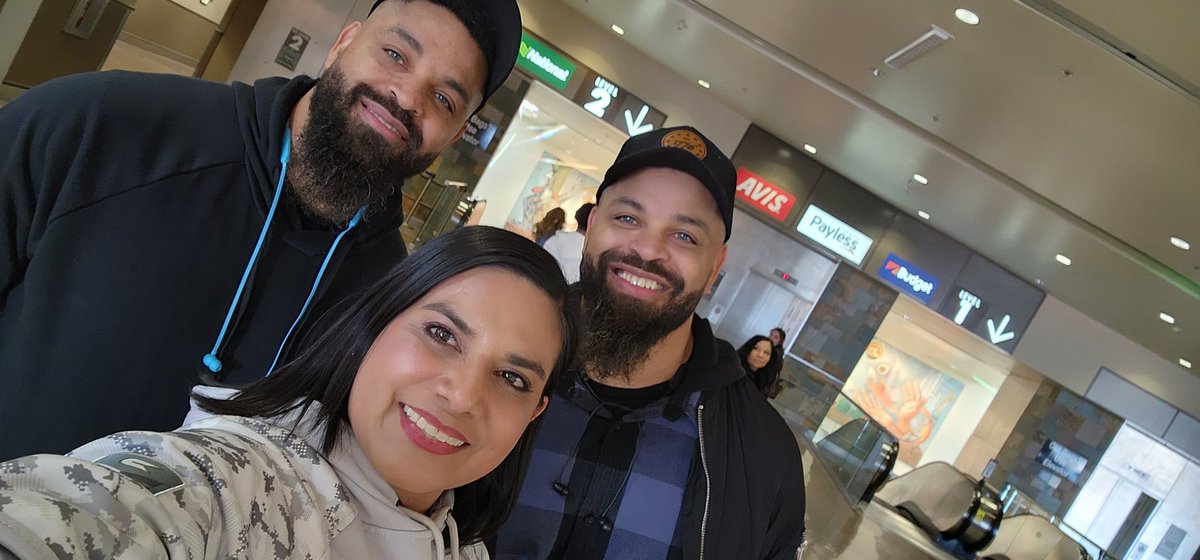 Blanca_Topete's tweet photo. OMG!!! Ran into @Thehodgetwins2 at the airport!!! And here I thought that the best thing that happened to me today at the airport was to ride the train to the car rental center, which is finally functioning at PHX!!! π #DamnGoodShow https://t.co/8dYanR8xng