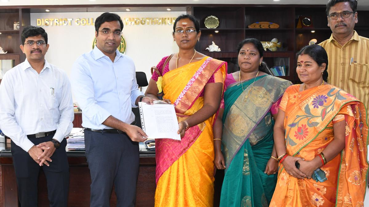TRANS WOMAN AAPPOINTED AS VILLAGE ASSISTANT IN TAMIL NADU 
#Transwoman aged 26 has been appointed as a #VillageAssitant becomes village assistant in #TuticorinDistrict. #DistrictCollector #KSenthilRaj handed over the #appointmentorder to #SShruthi in on January 13, 2023.