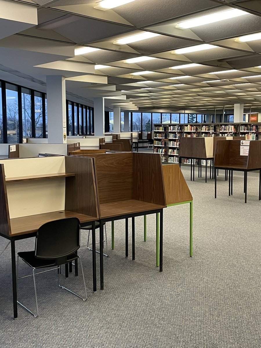 StClairLibrary's tweet image. It's the weekend and that means more time to relax and get caught up. If research is on your agenda and questions come up, we've got your back. Stop by Saturday or chat with us online Saturday & Sunday 📱 
#libraryhelp  #virtualhelp #studyspaces #askON