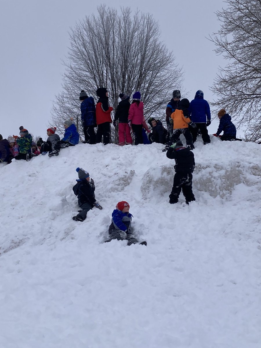 OCElementary's tweet photo. Enjoying all of the new snow at recess today! https://t.co/RKgxPyR0dz