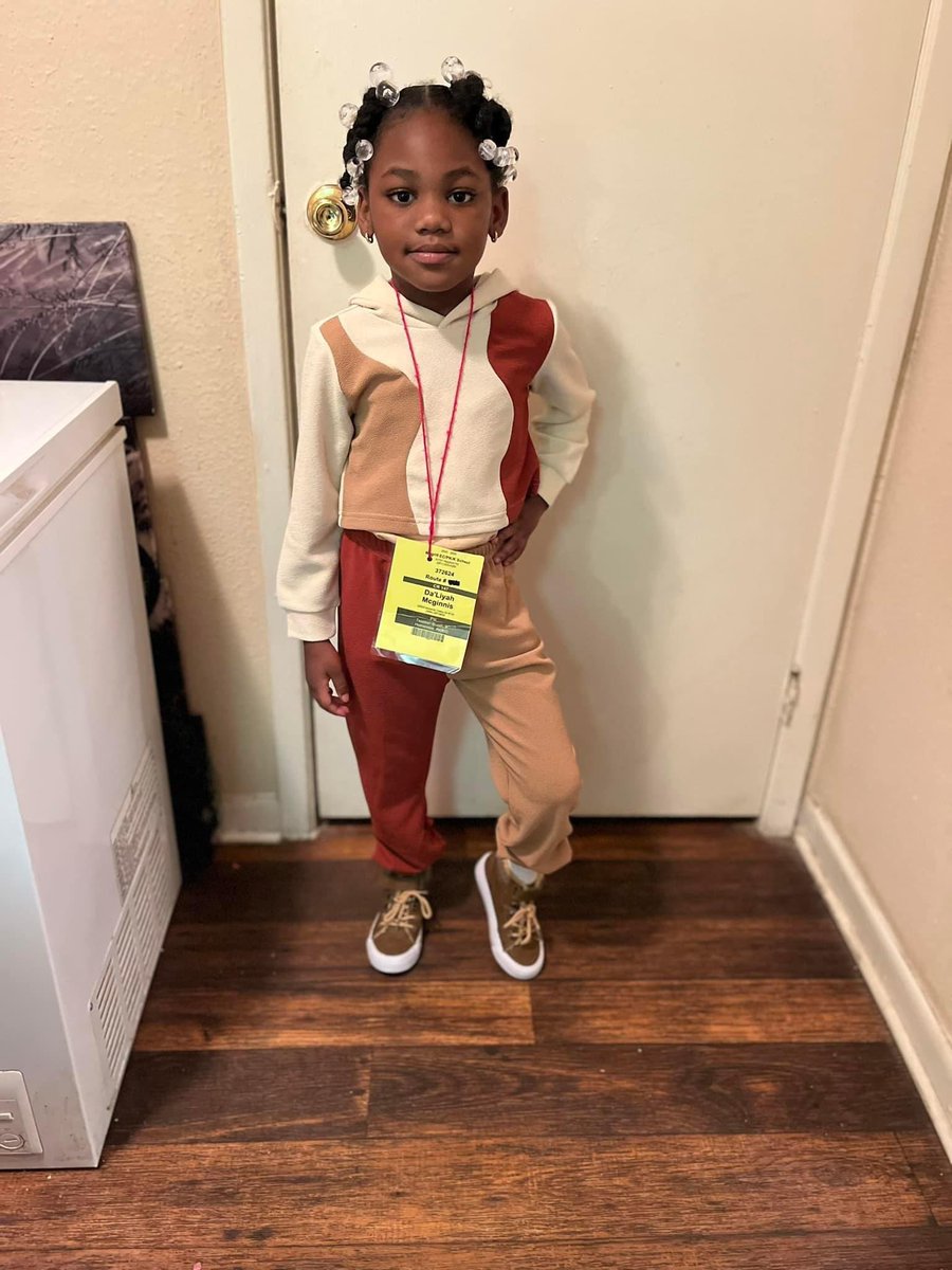 My baby look good if her Christmas outfit I bought her 💕😘 school ready 💯💕