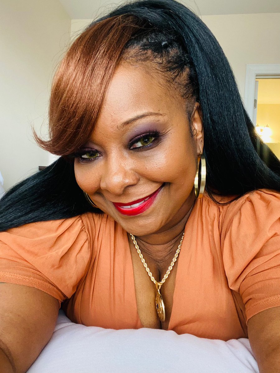 AshBenton's tweet image. We gone take this thang back da 90’s! #OleSkoolHairdo #Ponytail #Bangz #RedLipstick #BigGoldChain 👍🏾💚💚💚