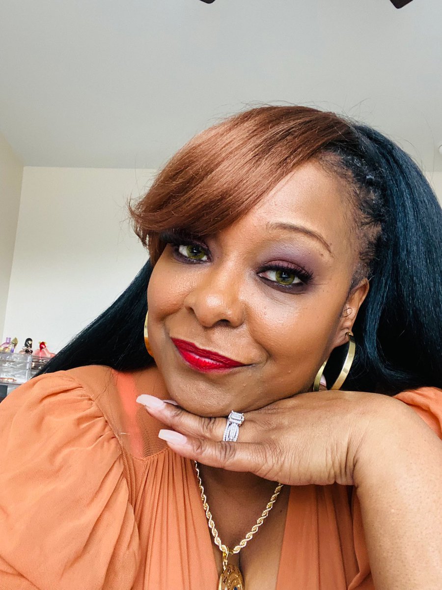 AshBenton's tweet image. We gone take this thang back da 90’s! #OleSkoolHairdo #Ponytail #Bangz #RedLipstick #BigGoldChain 👍🏾💚💚💚