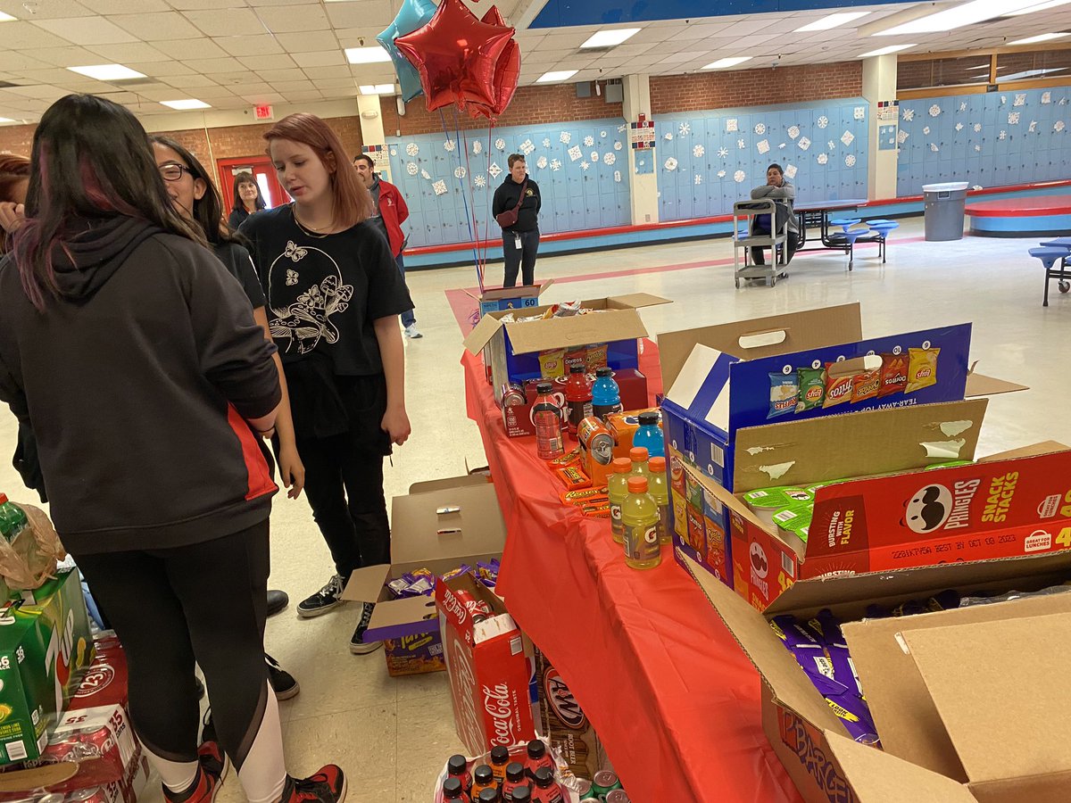 AtomicStephanie's tweet photo. We come together as a community to help our students @SandiaHSCheer @SandiaSenate we love you and are here for you. #wearegrant @gms88254660 @APSLZ4 https://t.co/9uX7dxH7hS