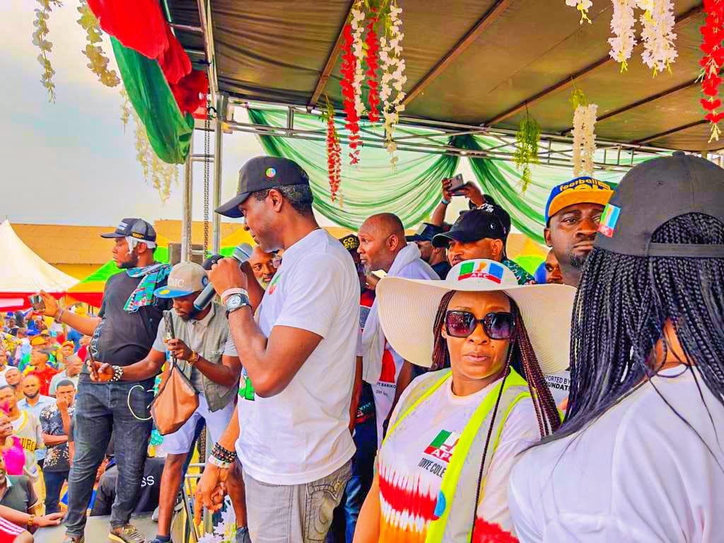 PrincewillAzub's tweet photo. Emuoha people have queued behind Tonye Cole, no going back. It's called 'no retreat, no surrender' @TonyeCole1 @HWokocha, @tonye @TdcVolunteers https://t.co/wSIL4hbAL5