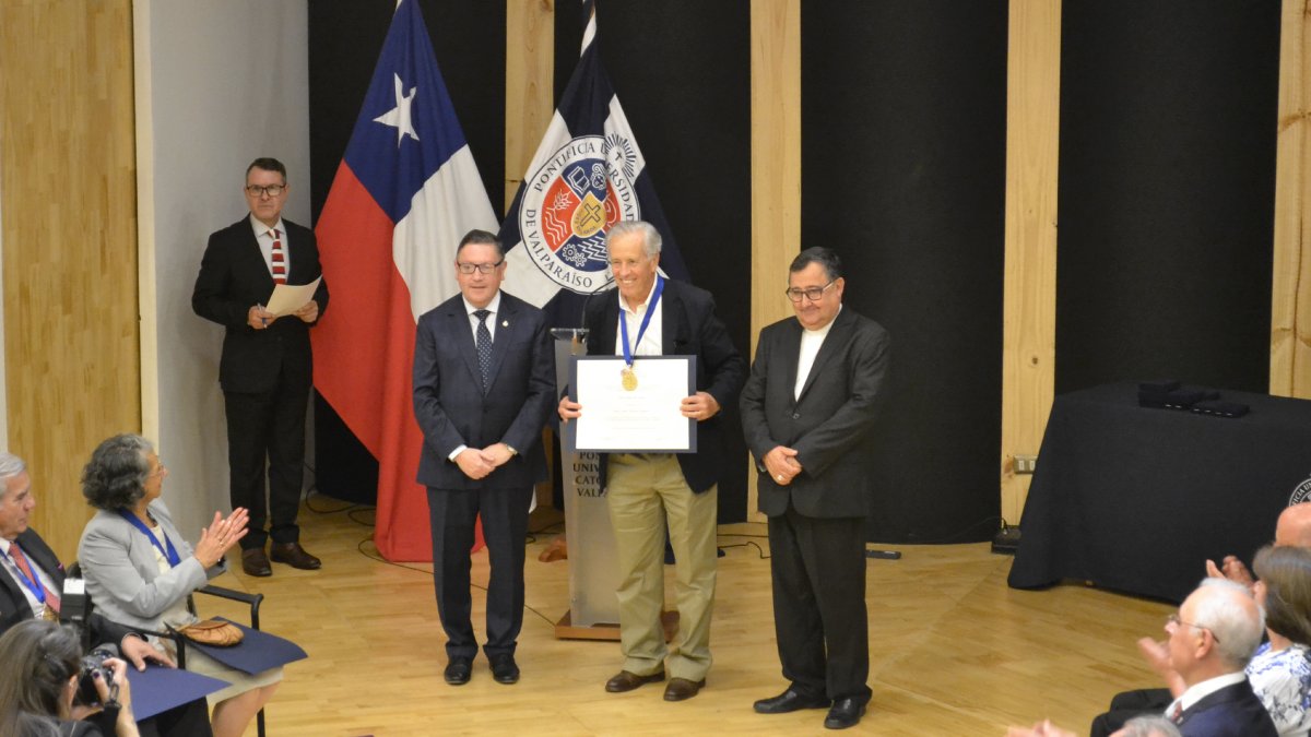 Docentes e[ad] distinguidos con la Medalla Fides et Labor

El galardón reconoce la vocación y trayectoria de excelencia de este selecto grupo de docentes, quienes concluyen una destacada y fructífera carrera en la Universidad.

Lee la nota aquí:
ead.pucv.cl/2023/docentes-…
