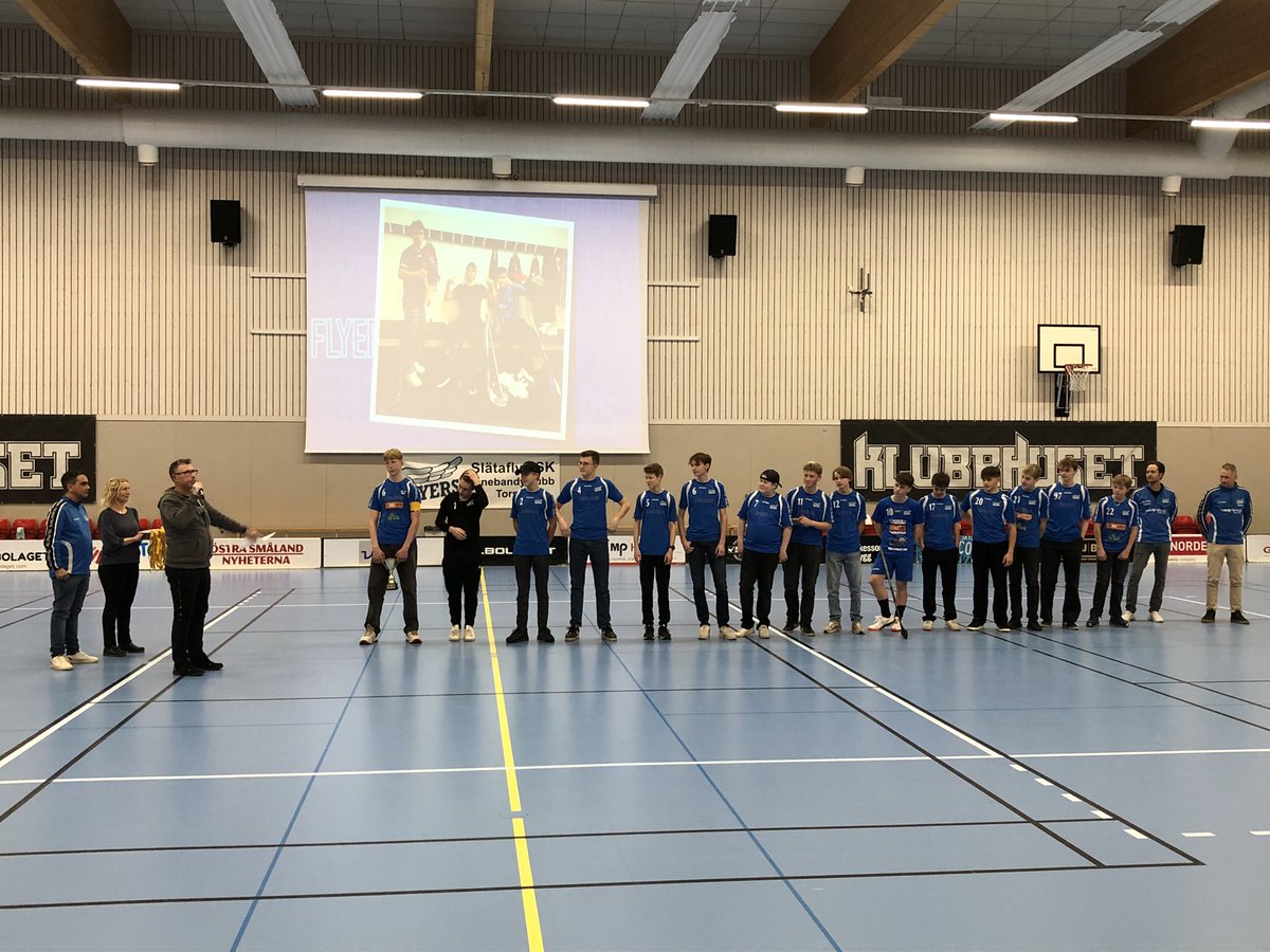 SltaflyIBK's tweet photo. Flyers P07-lag firades i pausen på kvällens herrmatch för sitt guld i Gothia Cup 🥇🥇🥇 https://t.co/DHr2g74DG7