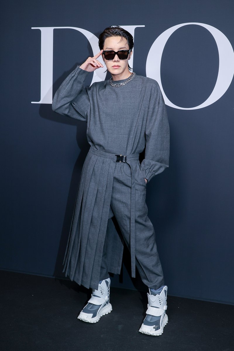 extratv's tweet photo. #BTS's J-Hope was serving up 🔥 looks at the Dior Homme Menswear show at #ParisFashionWeek! 

#BTSArmy @BTS_twt @bts_bighit https://t.co/uusuMpfqBs