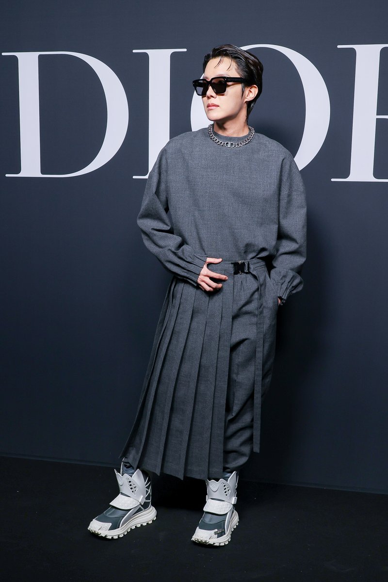 ExtraTV (@extratv) on Twitter photo #BTS's J-Hope was serving up ๐ฅ looks at the Dior Homme Menswear show at #ParisFashionWeek!
#BTSArmy <a href="/BTS_twt/">๋ฐฉํ์๋
๋จ</a> <a href="/bts_bighit/">BTS_official</a> #BTS's J-Hope was serving up ๐ฅ looks at the Dior Homme Menswear show at #ParisFashionWeek!
#BTSArmy <a href="/BTS_twt/">๋ฐฉํ์๋
๋จ</a> <a href="/bts_bighit/">BTS_official</a>