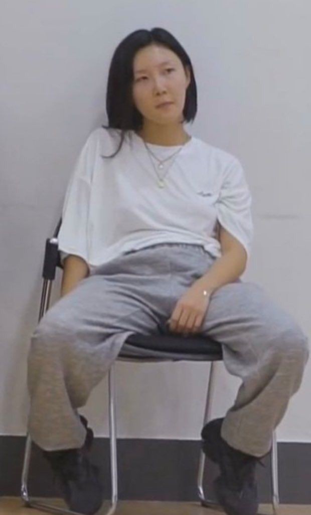 hwasa_holic's tweet photo. Hwasa sits like she wanna attract women and she succeeds every fking single time uggghh https://t.co/GdTP4bQCiI