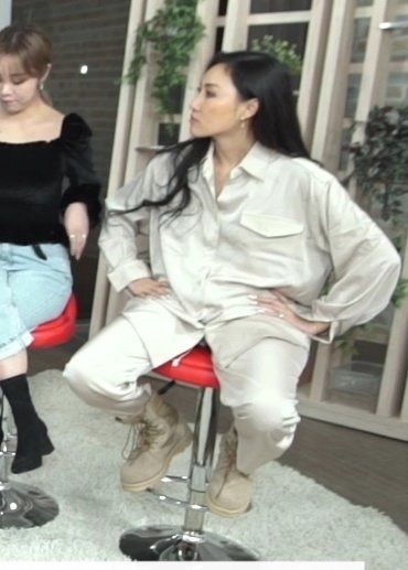 hwasa_holic's tweet photo. Hwasa sits like she wanna attract women and she succeeds every fking single time uggghh https://t.co/GdTP4bQCiI