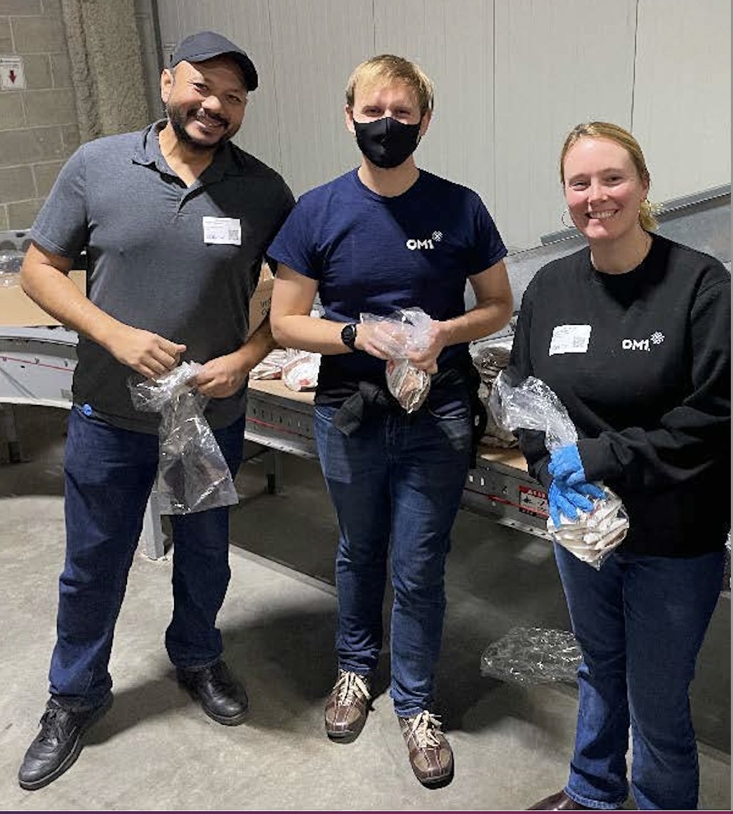 Yesterday, a group of OMies volunteered at the @Gr8BosFoodBank to help feed 6,426 families in Eastern Massachusetts! It's days like these that bring us together and realize there is strength in numbers ❤️ #EndHungerHere #FeedingEasternMA #KaleYeah