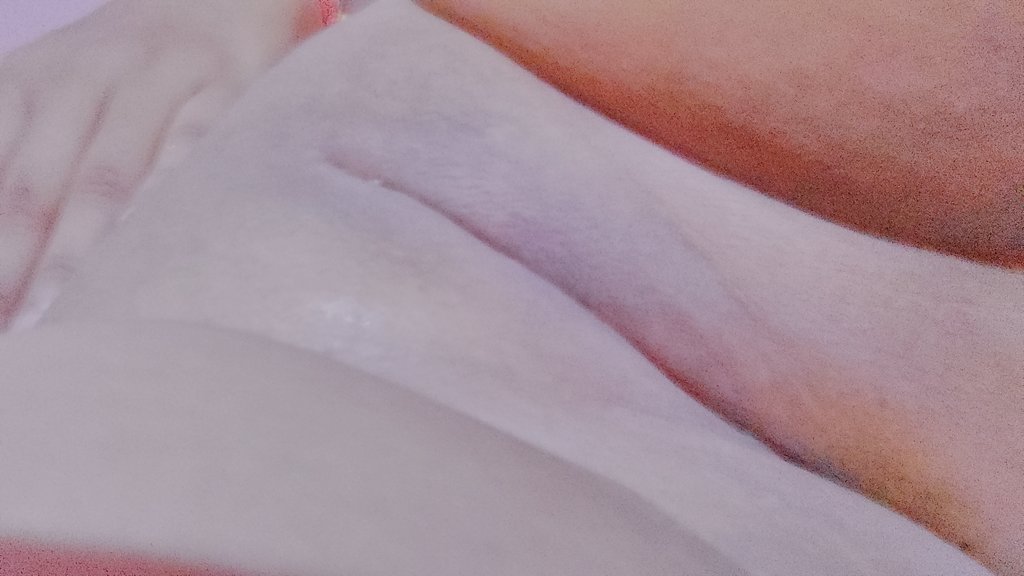 En mi habitación sola y con muchas ganas y nadie me las quiere quitar 😭 estoy en ciudad bolivar quien quiere