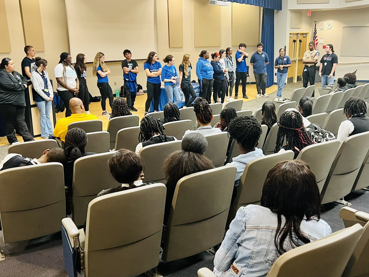 flhs_magnet's tweet photo. Special visit today from the 8th grade scholars at @WDandyMagnet. Such fun seeing how our two #prelaw magnets align so well! #futureFlyingLs @FlhsOfficial @magnetprograms @BCPSInnovates @bcpsactivities https://t.co/OPfJ7EECJf