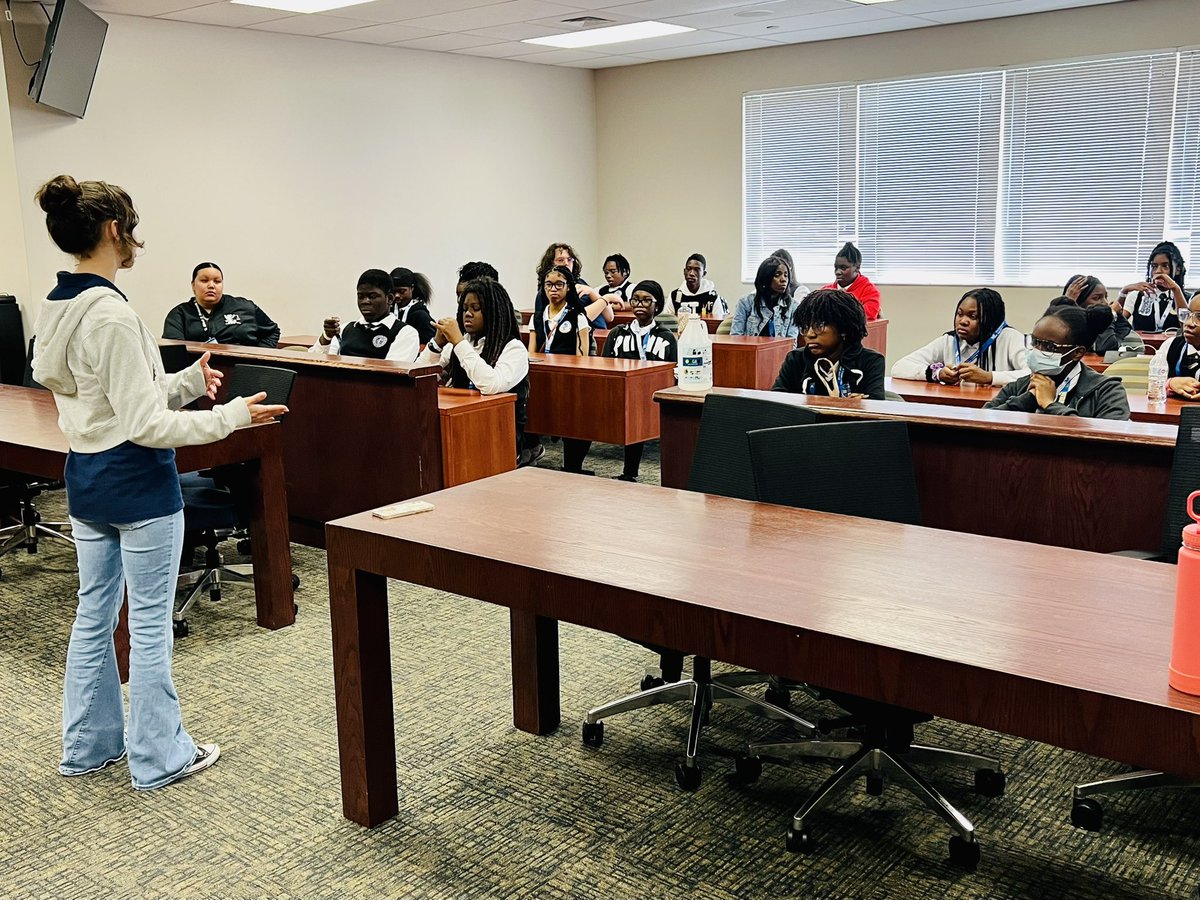 flhs_magnet's tweet photo. Special visit today from the 8th grade scholars at @WDandyMagnet. Such fun seeing how our two #prelaw magnets align so well! #futureFlyingLs @FlhsOfficial @magnetprograms @BCPSInnovates @bcpsactivities https://t.co/OPfJ7EECJf