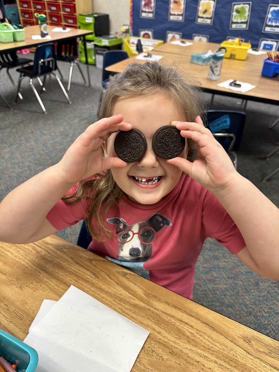 MsLewis38's tweet photo. Thank you to my wonderful students and parents who helped me celebrate being a Teacher of the Year nominee! My heart is so full of love &amp; now our tummies are full of Oreos 🙈🤣🖤🤍 @MinshewColts1 #myMISD https://t.co/nEOP3hTmob