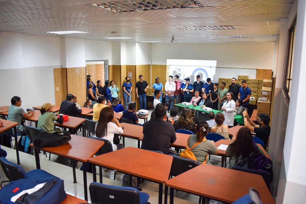 Iniciamos  la entrega de proyectores para todas la Facultades de la UG.
La Dra. María Tauriz, Decana de la <a href="/UgFcm/">Facultad de Ciencias Médicas Oficial</a> recibió 80 proyectores para el uso académico de las diferentes carreras.