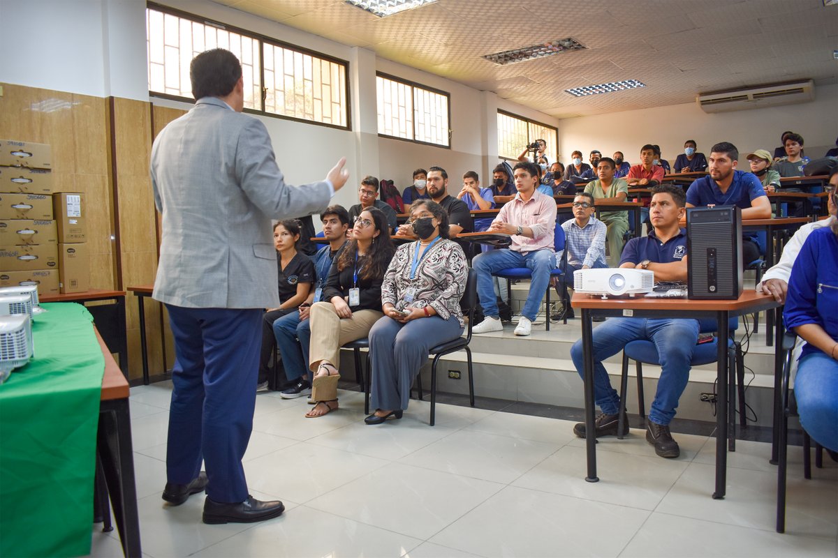 PacoRector's tweet photo. Iniciamos  la entrega de proyectores para todas la Facultades de la UG.
La Dra. María Tauriz, Decana de la @UgFcm recibió 80 proyectores para el uso académico de las diferentes carreras. https://t.co/CtDnvuj3fy