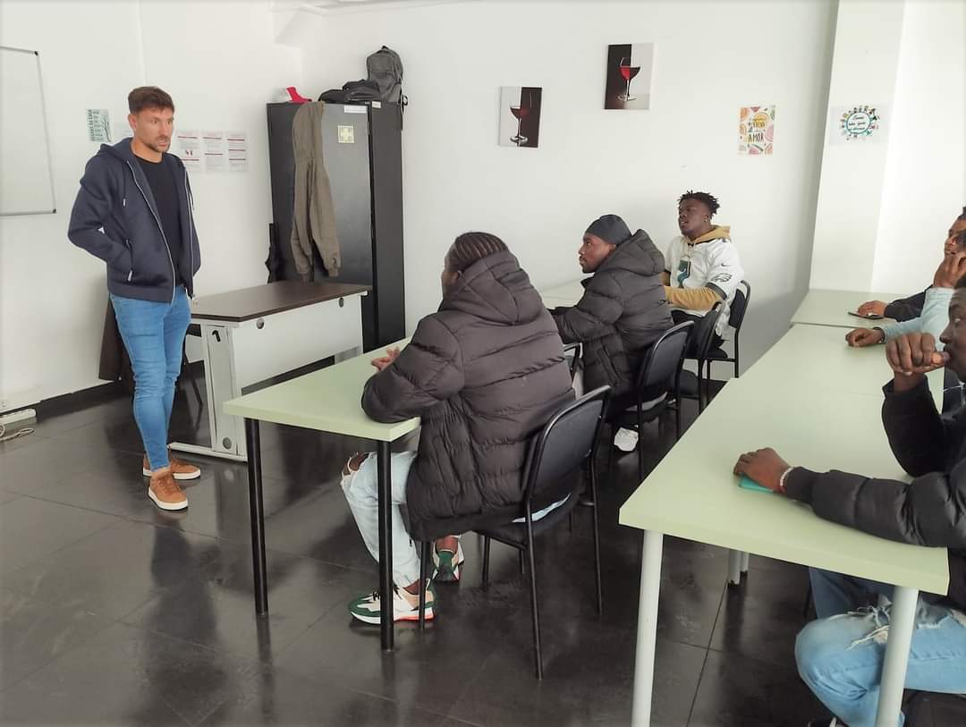 Proandi1's tweet photo. Hoje tivemos a honra de receber Ukra, um ídolo para muitos dos nossos jovens. Foi um momento muito gratificante para os nossos formandos de Restaurante Bar XIV que tiveram a oportunidade de conversar e colocar questões a este excelente futebolista.
#ukra17 #somosproandi #proandi https://t.co/MLThMXqPcD