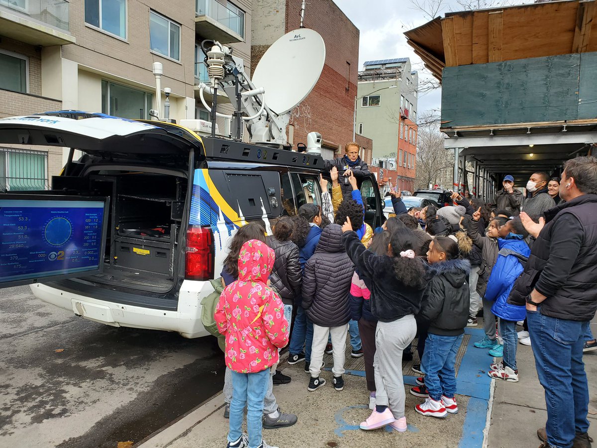 PS142M's tweet photo. Thank you to @CBSNewYork and @JohnElliottTV for coming to PS 142 today, teaching our 3rd graders about reporting on the weather, and letting our school make a special appearance! @District1NYC https://t.co/nCsMIkRGxt