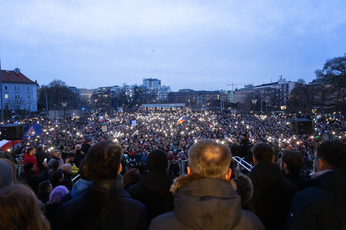 Nesetkáváme se proti něčemu, ale pro něco. Pro hodnoty, které společně hájíme. V tom je síla a velikost těchto shromáždění. Vím, že to cítíme stejně. Děkuji, že jste přišli.