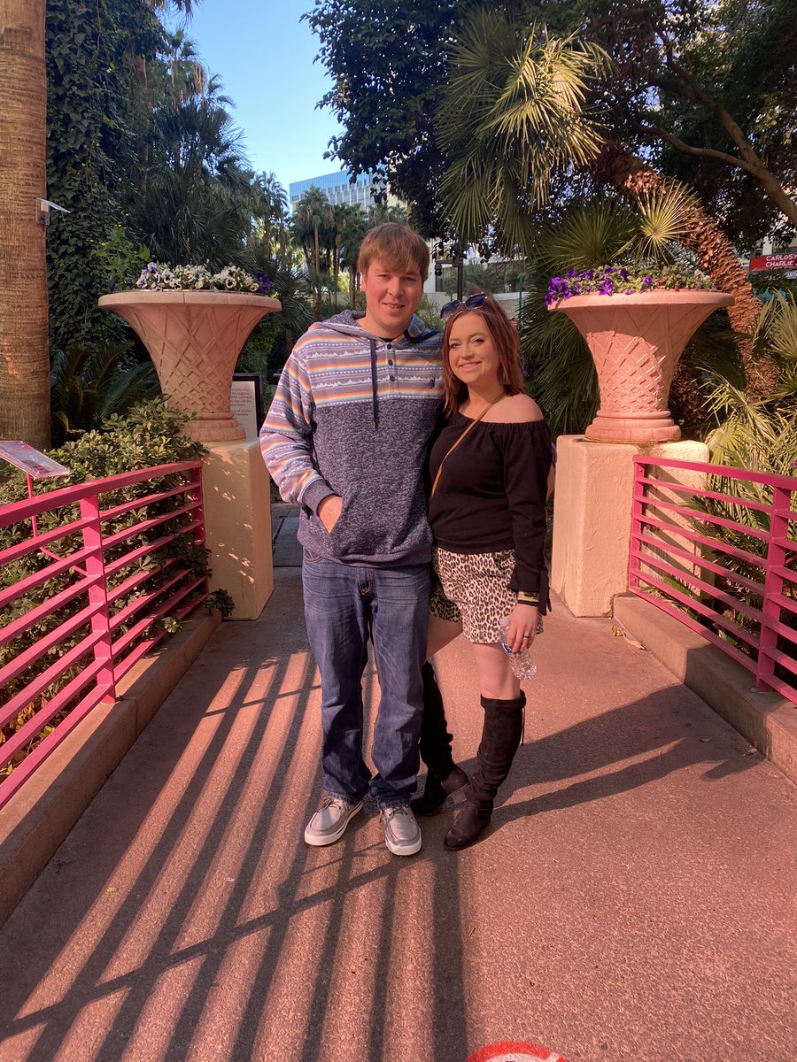 hanngef's tweet photo. VEGAS BABY #KOLBY #findusMel #alligiant #findyourselfakolby https://t.co/yi4bnCnheV