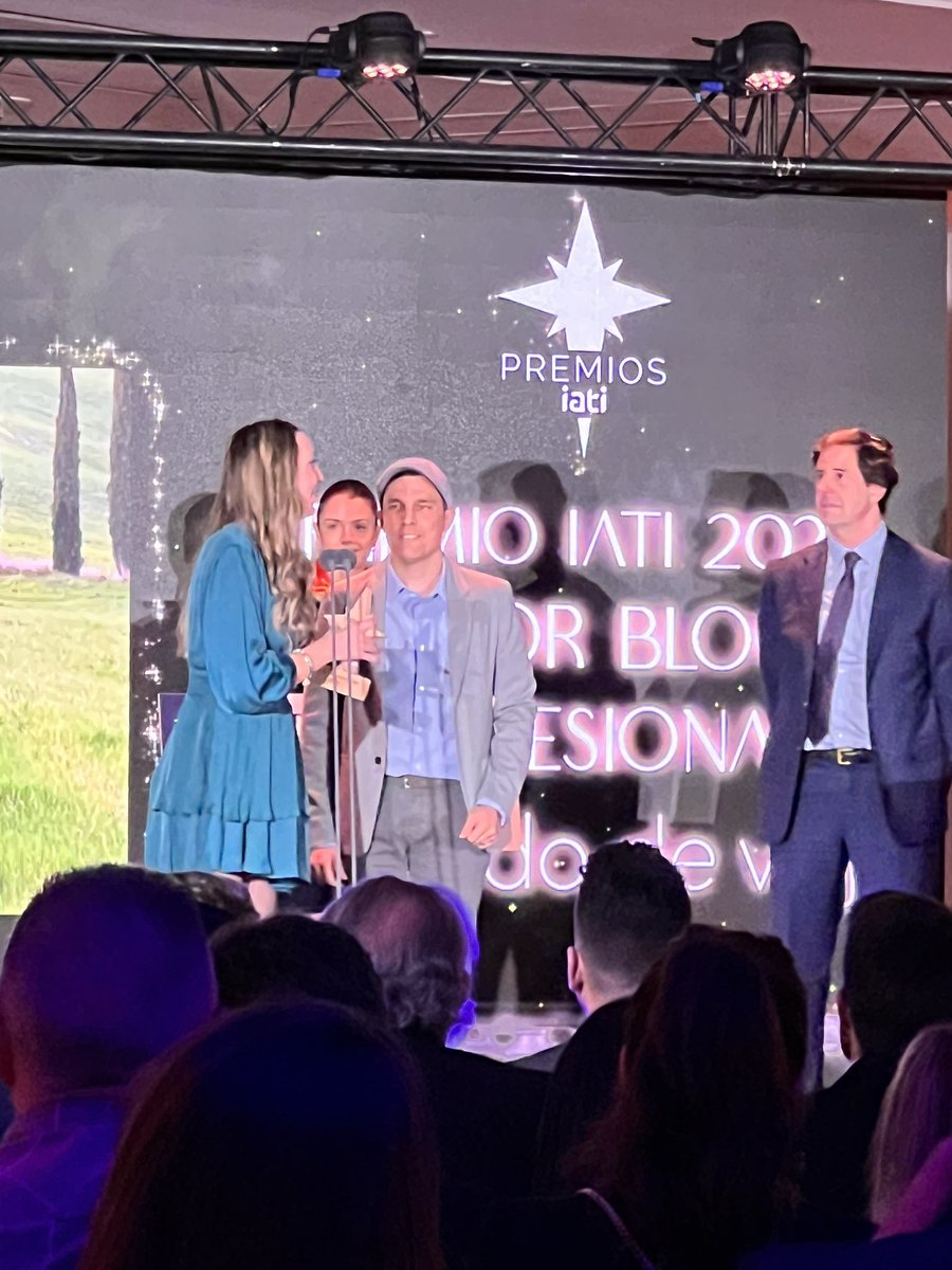 Nuestros compañeros de <a href="/Viviendodeviaje/">Viviendo de Viaje</a> de la <a href="/CValencianaTB/">CValencianaTB</a> ganadores del Mejor Blog Profesional de Viajes en los #PremiosIATI de <a href="/iatiseguros/">IATI SEGUROS</a> Enhorabuena pareja!!