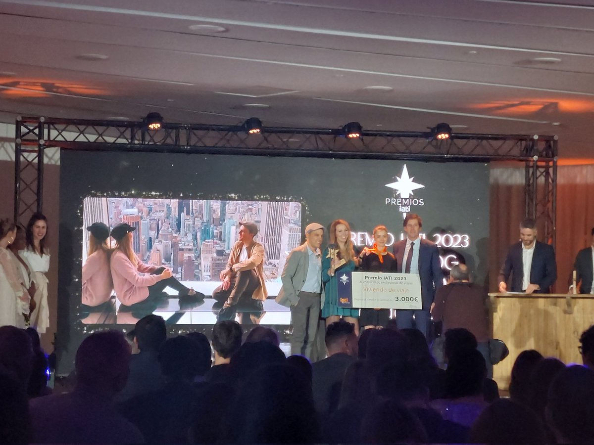 Uno de los premios más esperados de la gala de #PremiosIATI es el de la categoría de mejor blog profesional de viajes. En esta ocasión el blog afortunado es para nuestros compis de la asociación <a href="/CValencianaTB/">CValencianaTB</a>
<a href="/Viviendodeviaje/">Viviendo de Viaje</a>
¡Enhorabuena pareja! Un abrazo enorme. 
<a href="/iatiseguros/">IATI SEGUROS</a>