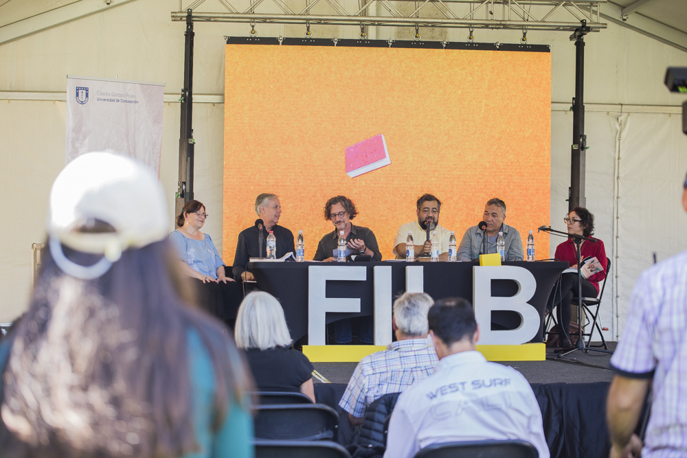 #FILB2023 📚 Agradables diálogos sobre #poesía de Neovanguardia con los poetas Ignacio Vásquez y Morales Monterríos, el #poeta visual Rodrigo Piracés, junto a Biviana Hernández e Ismael Gavilán. Presenta <a href="/CatedraRojas/">Cátedra Gonzalo Rojas</a> . Financia: <a href="/gorebiobio/">Gobierno Regional del Biobío</a> .