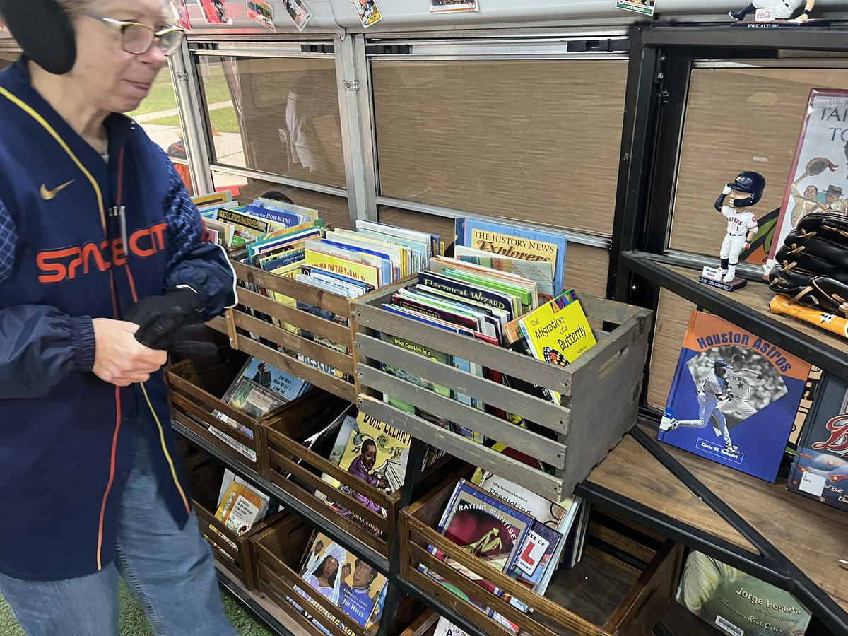 McGowenES_HISD's tweet photo. The Houston Astros Literacy Bus arrived in The Hive! Every Honeybee was able to get a free book of their choice! https://t.co/ARHGW1IqEH