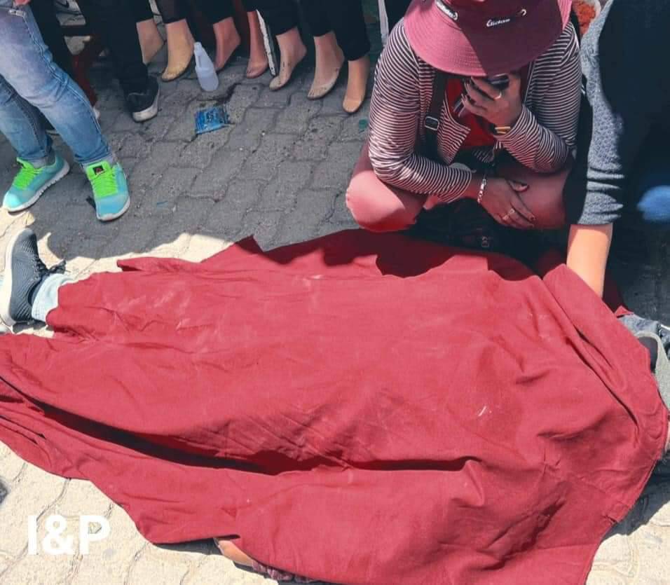 VocesPlus's tweet photo. #ElAlto
Un hombre de 26 años murió por un impacto de bala en la espalda. Su esposa relató que dos sujetos dispararon en contra de su marido y después se dieron a la fuga. El hecho se registró en la zona #Brasil, #extranca #RioSeco.
#VocesPlus #seguridad https://t.co/P9ZRXymzTH