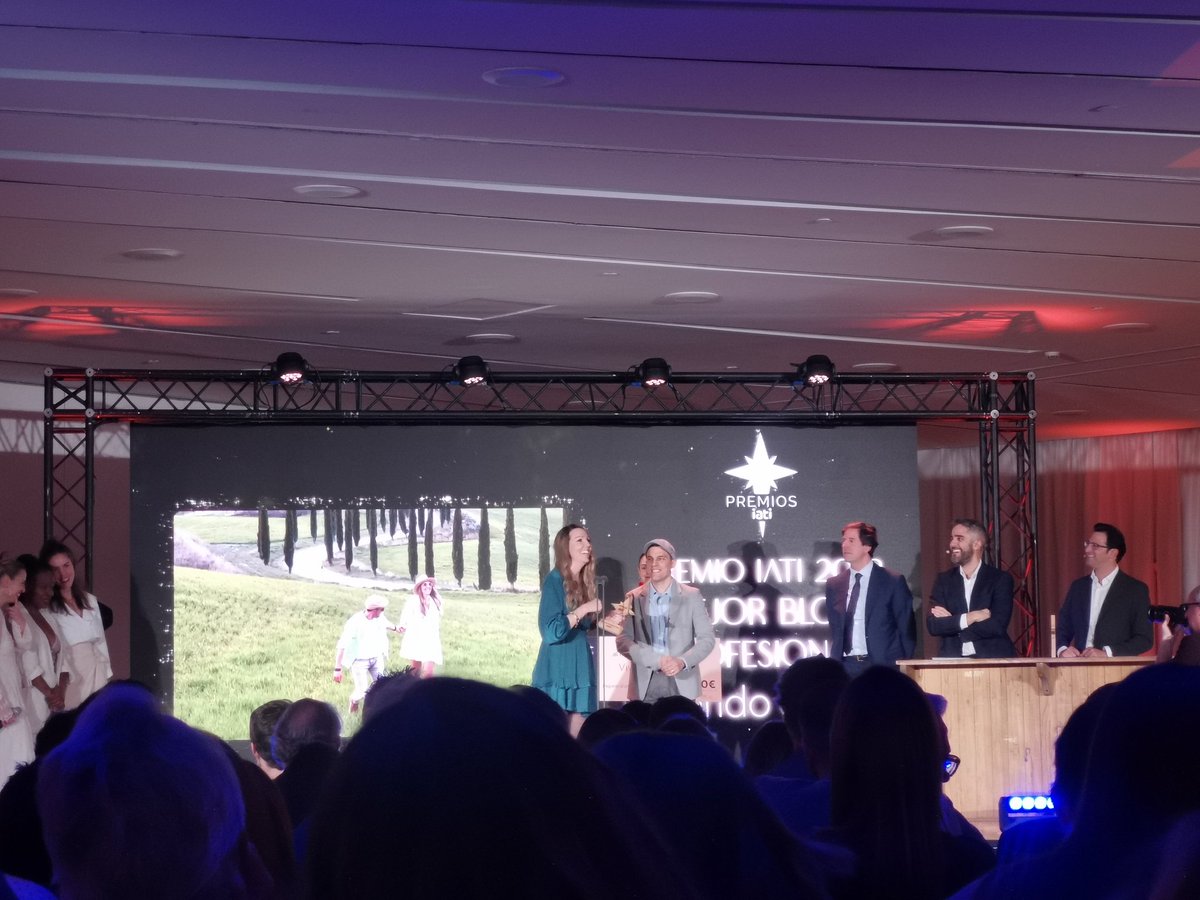 ¡El premio a mejor blog de viajes se viene a la terreta! ¡Enhorabuena <a href="/Viviendodeviaje/">Viviendo de Viaje</a>, parte desde el principio de <a href="/CValencianaTB/">CValencianaTB</a>! 👏👏👏 #PremiosIati <a href="/iatiseguros/">IATI SEGUROS</a>