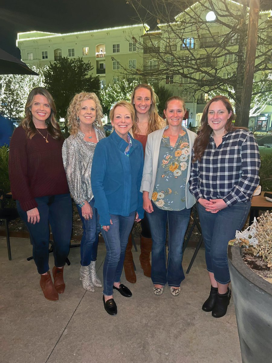 D2 Realty had the happiest hour with these ladies!🥂

#D2 #lonestar #realestate #sports #kellerwilliams #kwsportsentertainment #kellerwilliamsrealty #sportsandentertainment #realtorlife #kw #kwse #d2realty #texasrealestate #texasrealtor  #lubbockrealtor #dallasrealtor