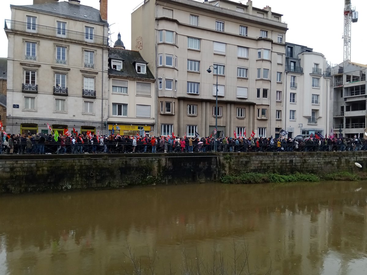 s_chirazi's tweet photo. Hier #19janvier2023 20 000 manifestants à #Rennes , 2000 à #Fougeres et #Redon , ... 30 000 dans le #dpt35 , avec des cortèges du public comme du privé : lactalis, PSA, des entreprises du transport et du bâtiment, des services publics et des jeunes. Vive la #greve ! https://t.co/wjiUzMiAcD