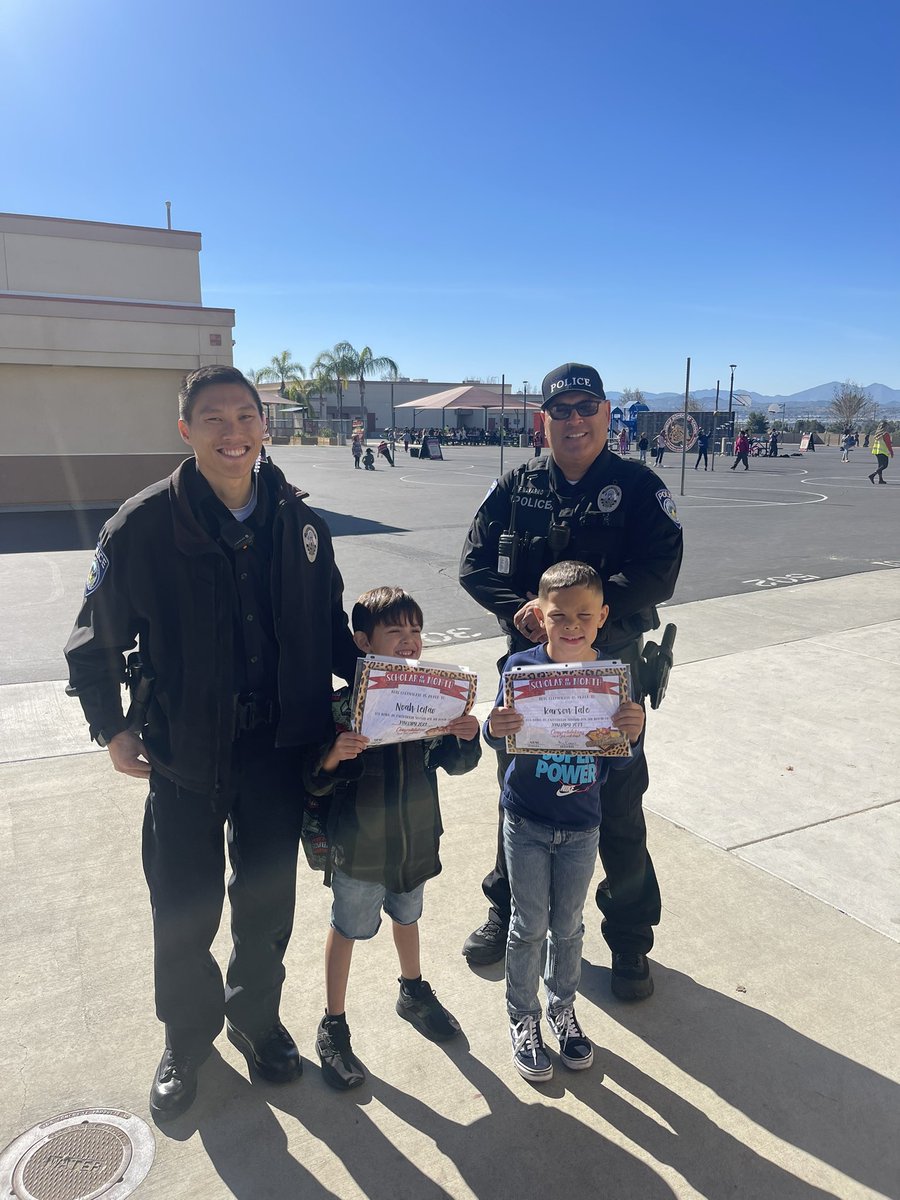 @VVUSDPDOfficer3 stopped by to our Kindergarten Scholar of the Month Awards. 🐆 These scholars show their SPOTS everywhere!